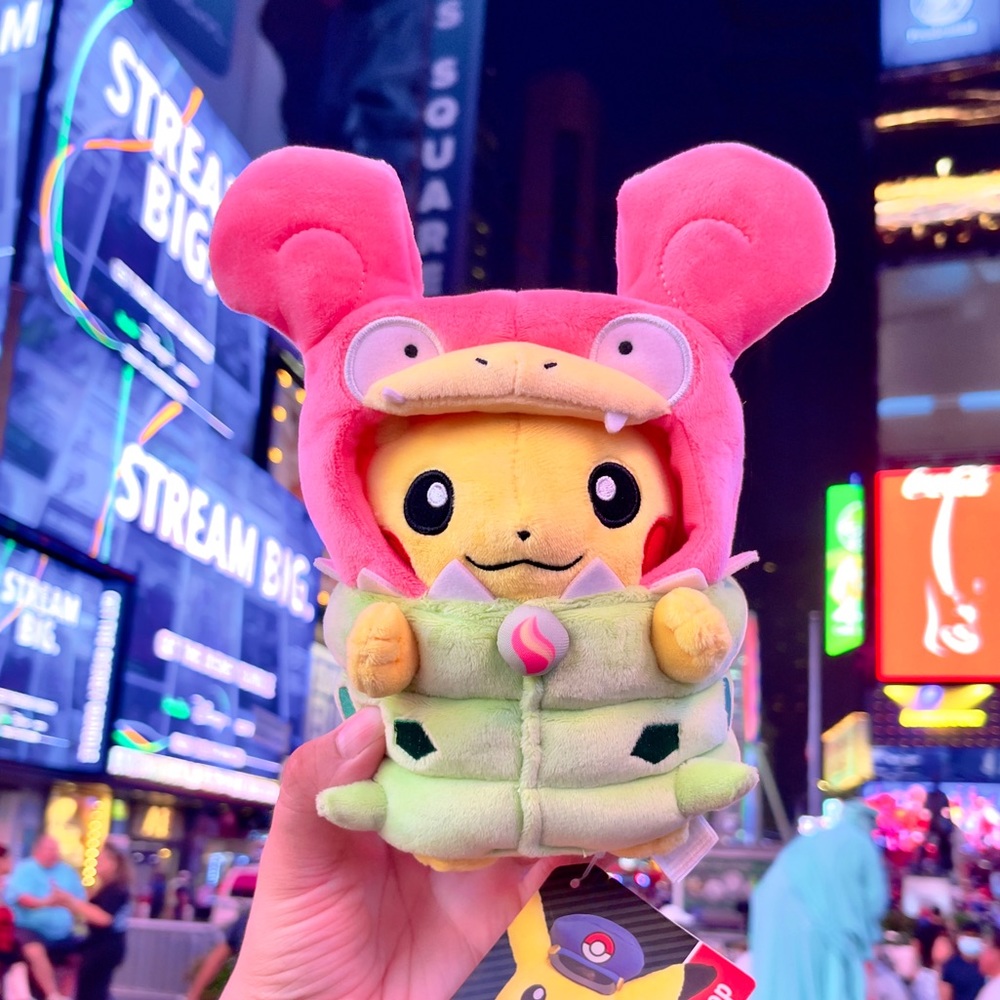 Pokémon Center Mega Slowbro Cape Pikachu
